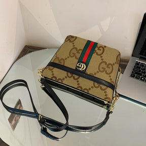 A very spacious bag, available in five different colors, with chain straps for added style.GUCCI