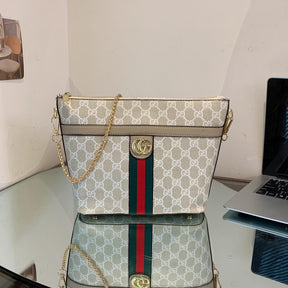 A very spacious bag, available in five different colors, with chain straps for added style.GUCCI