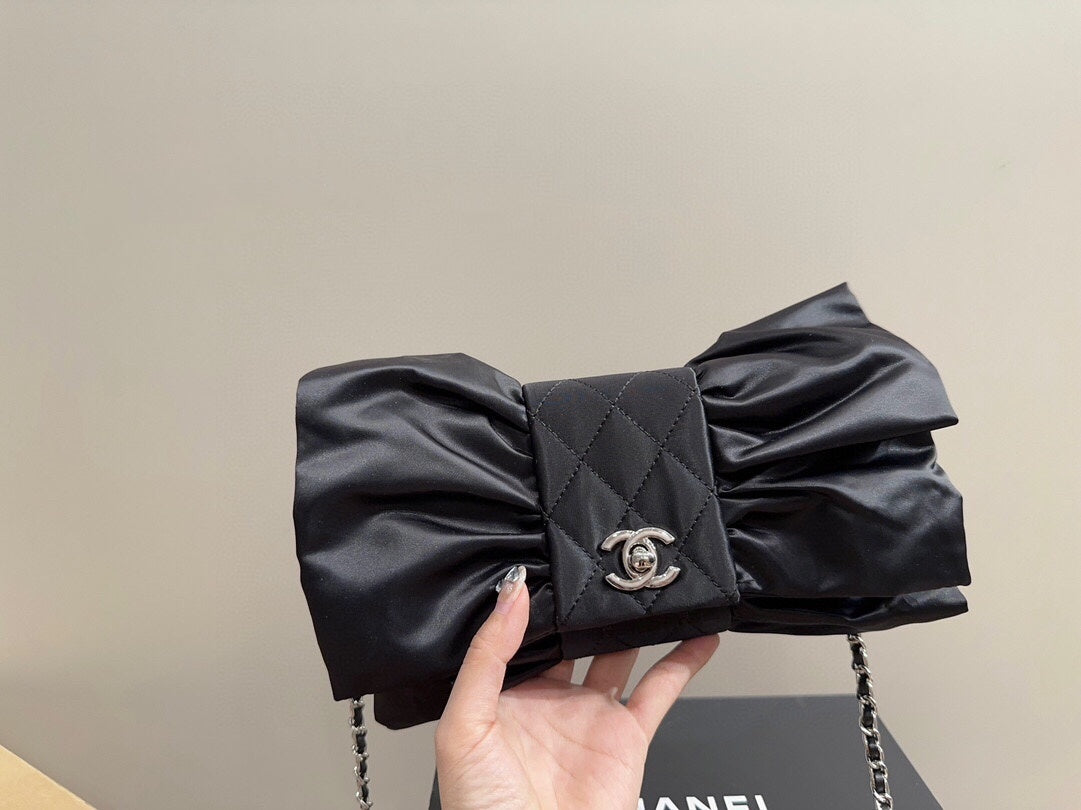 Butterfly bow evening bag, exquisitely crafted, with multiple wearing methods.