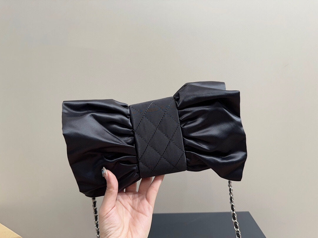 Butterfly bow evening bag, exquisitely crafted, with multiple wearing methods.