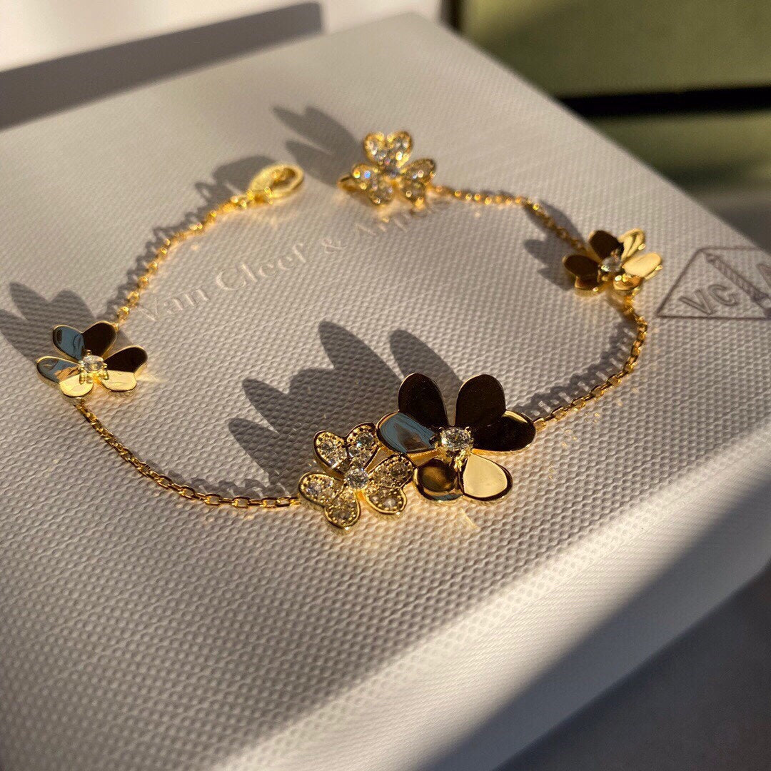 The Van Cleef & Arpels Frivole® collection's lucky clover bracelet with diamond inlay looks even more exquisite.