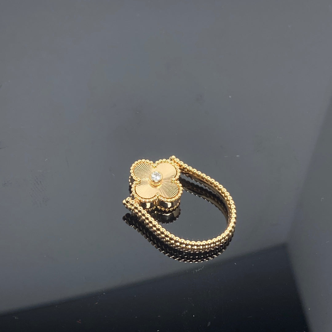 A spinning ring in the shape of a lucky clover, bringing fortune and good luck.