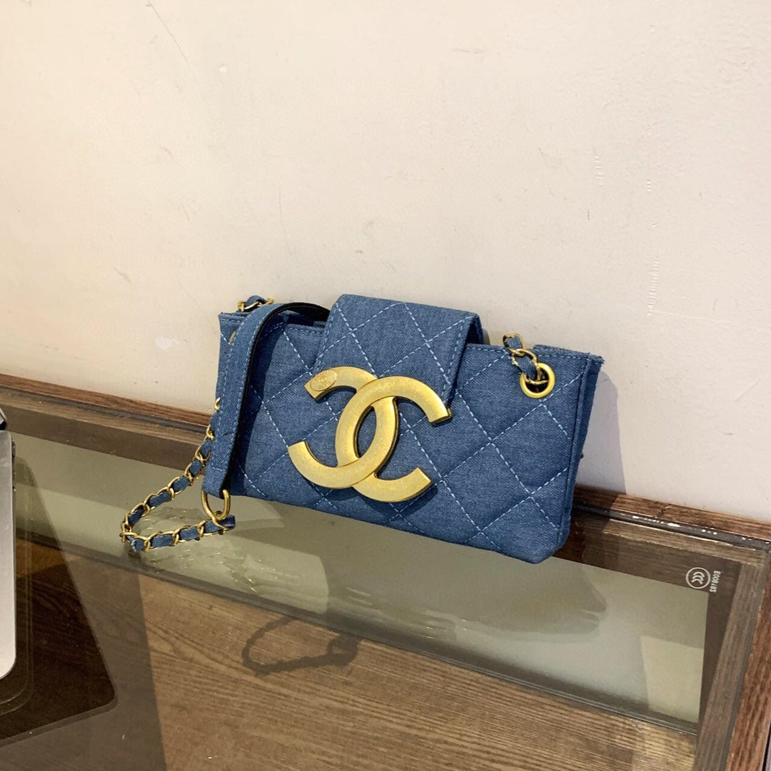 Eine sehr klassische CC-Damentasche, erhältlich in zwei Farben zur Auswahl.
